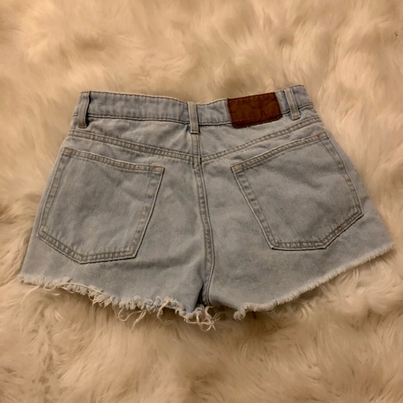 H&M light wash jean shorts! - Picture 2 of 3